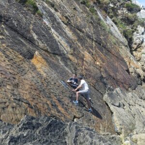 Moulage de pistes fossiles sur le site du Corréjou